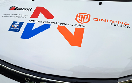 Oklejanie samochodów reklamą Police